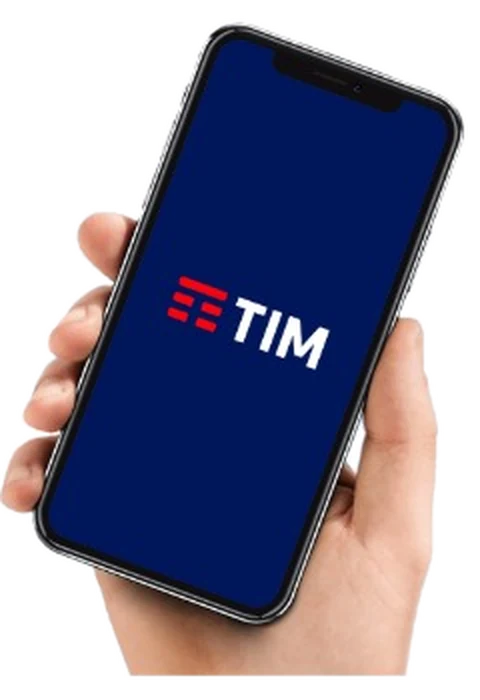 Mão segurando um celular com o logo da TIM na tela.